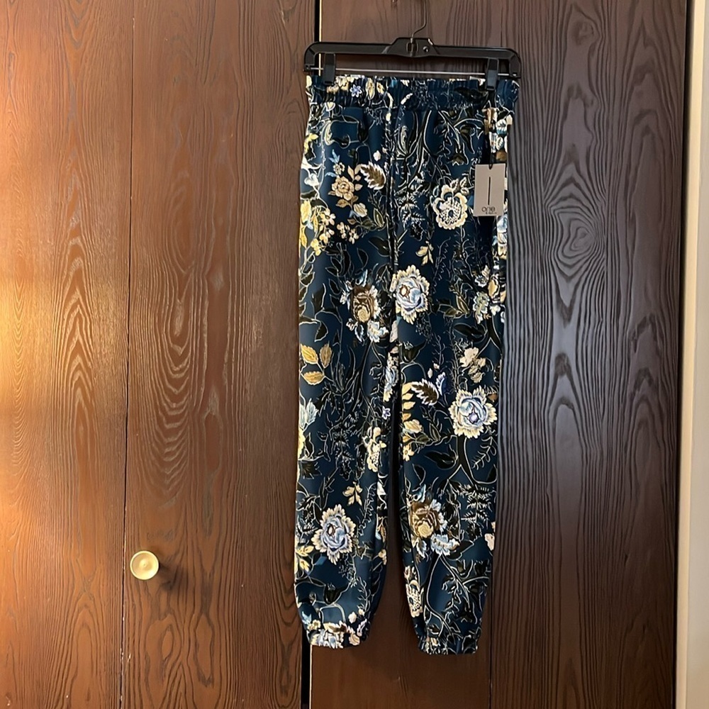One by Chapter One jogger blue with floral patterned harem pants. Die XS/ TP NWT